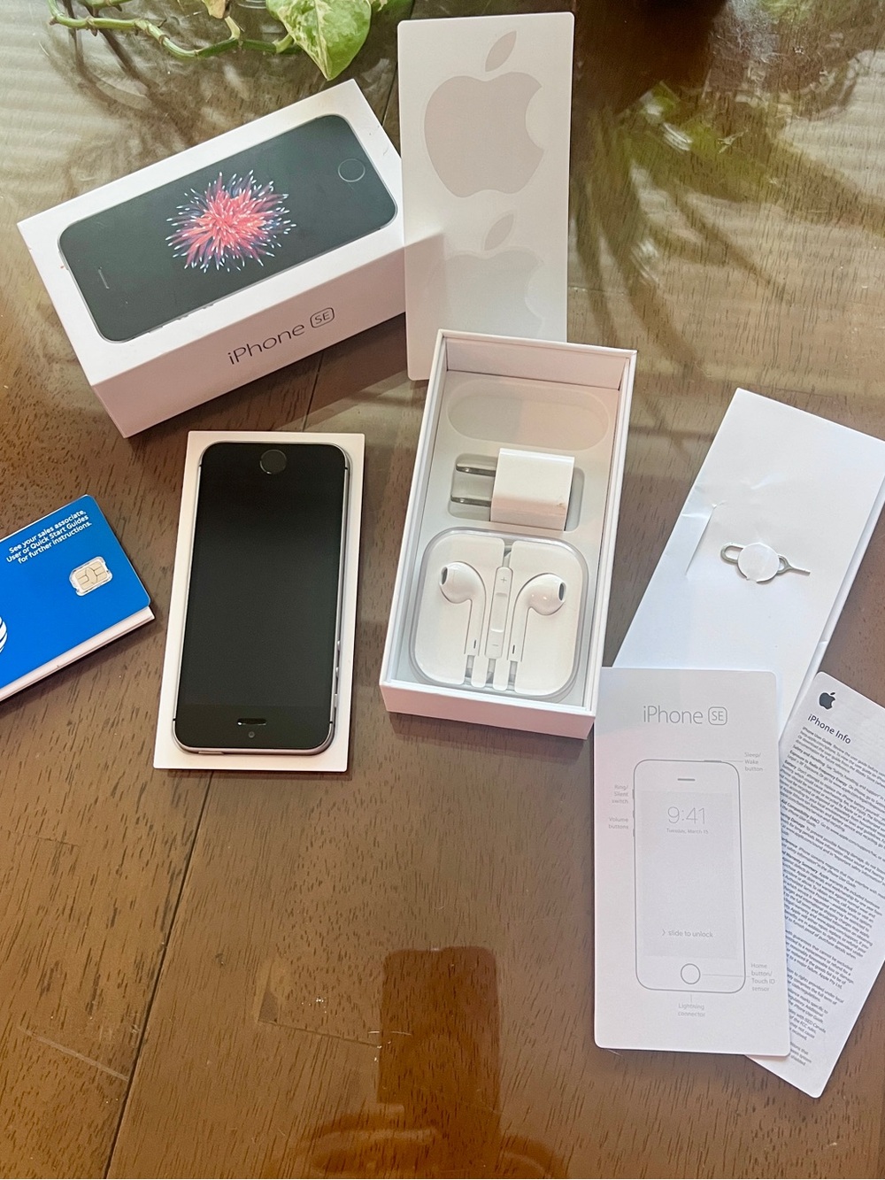 iPhone SE 1st Gen (2015-2017) 32GB PRISTINE OPEN BOX COLLECTORS BUNDLE